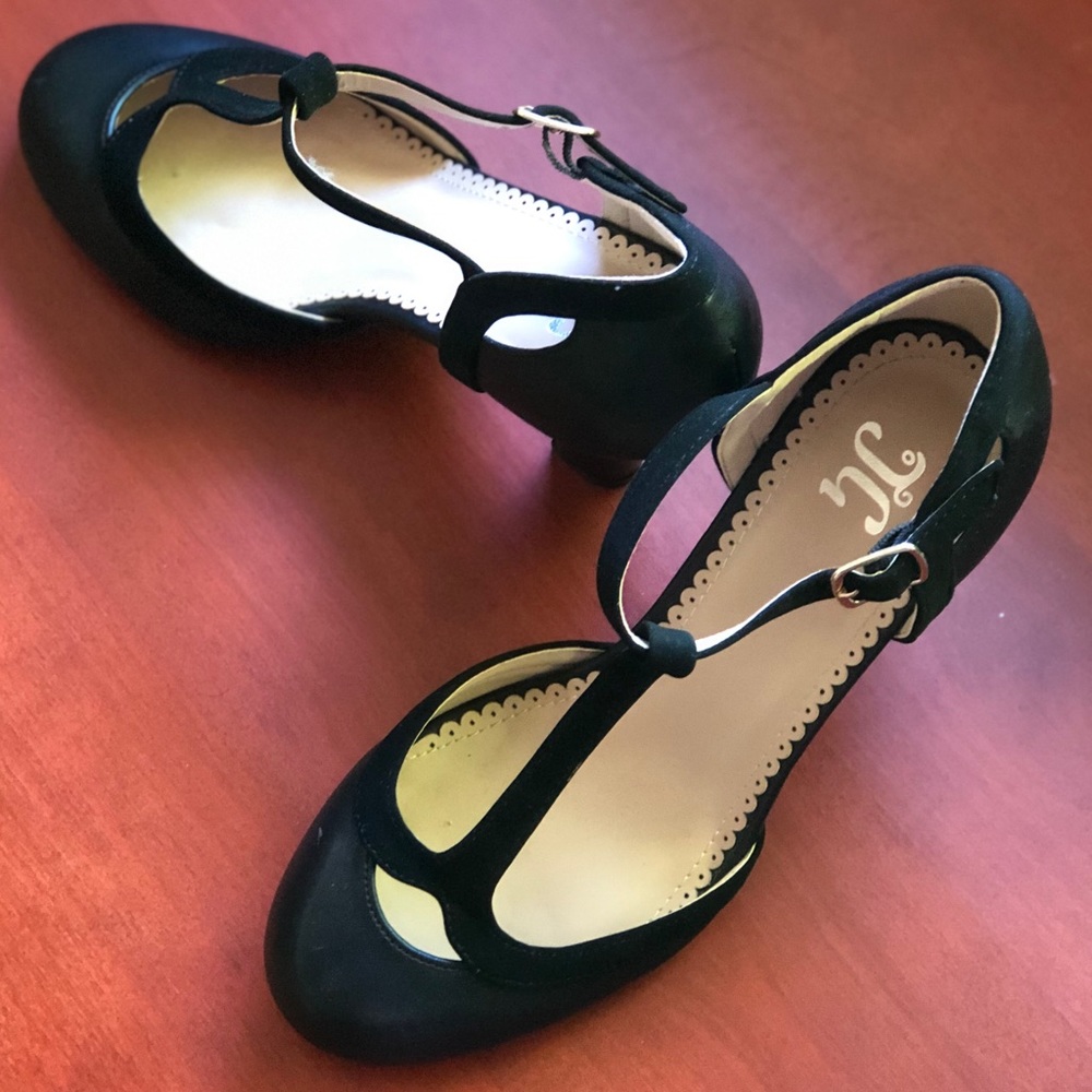 🌺 Women's Teardrop Cut Out T-strap Mid Heel